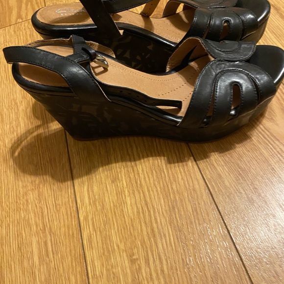 Black platforms. - Picture 4 of 7